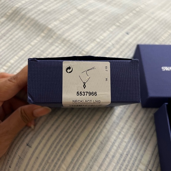 Swarovski infinity necklace - Picture 5 of 6